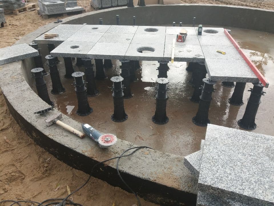 fontanna podniesiona z płyt na dystansach