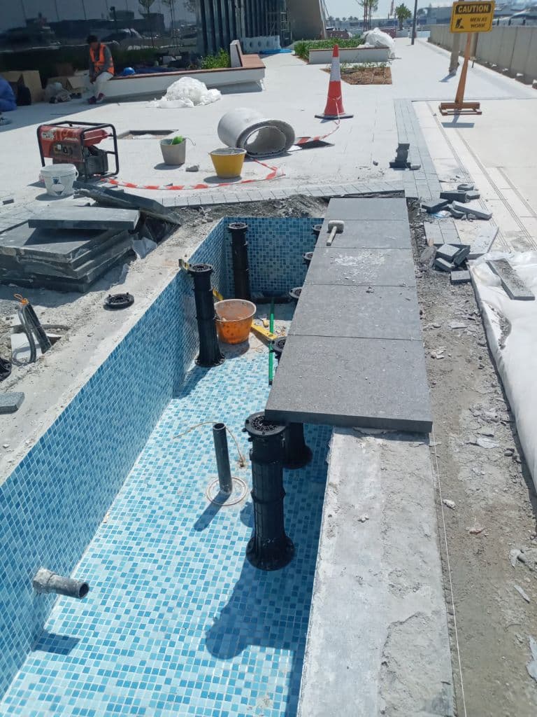 fontanna podniesiona z płyt na dystansach (2)