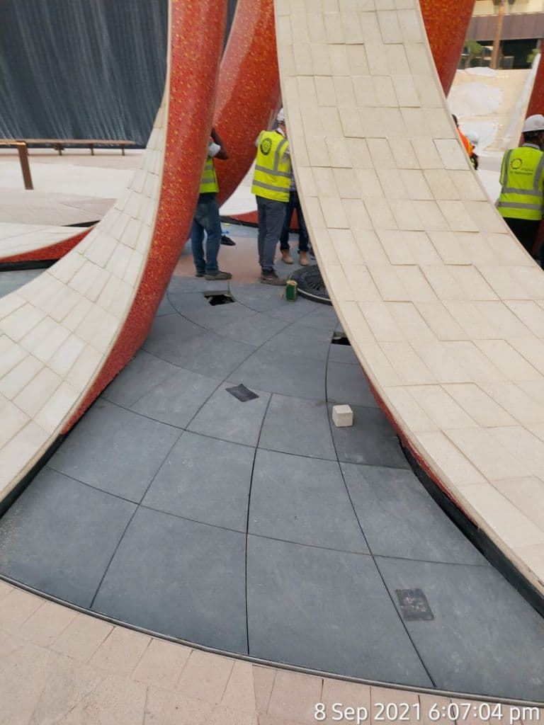 fontanna podniesiona z płyt na wspornikach (2)