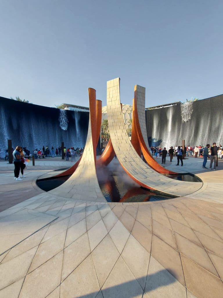 fontanna podniesiona z płyt na wspornikach (3)