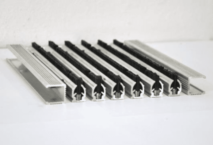 Mata aluminiowa ze szczotką liniową