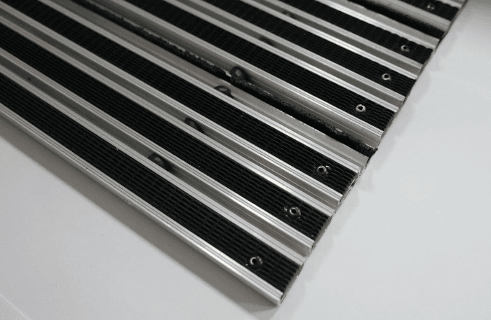 Nitowanie – dodatkowe zabezpieczenie wycieraczek klasycznych dla obiektów o dużej intensywności ruchu.