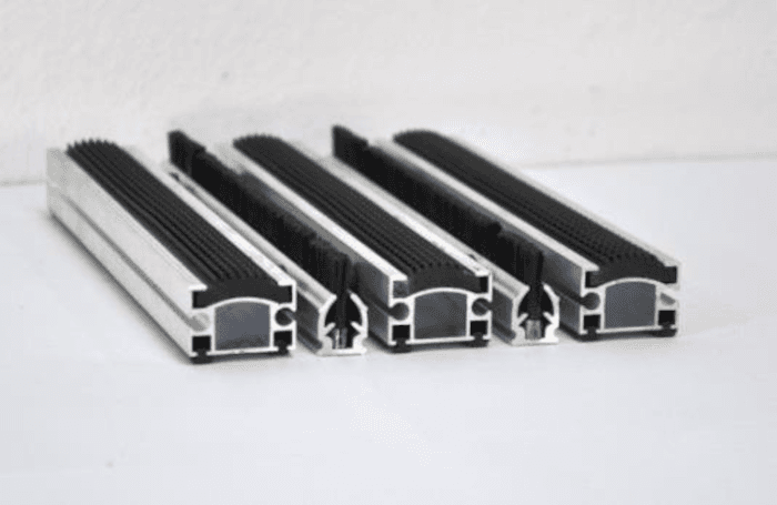 Mata aluminiowa z gumą i szczotką liniową