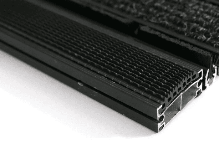 Mata aluminiowa z gumą i szczotką liniową – profil anodowany, czarny