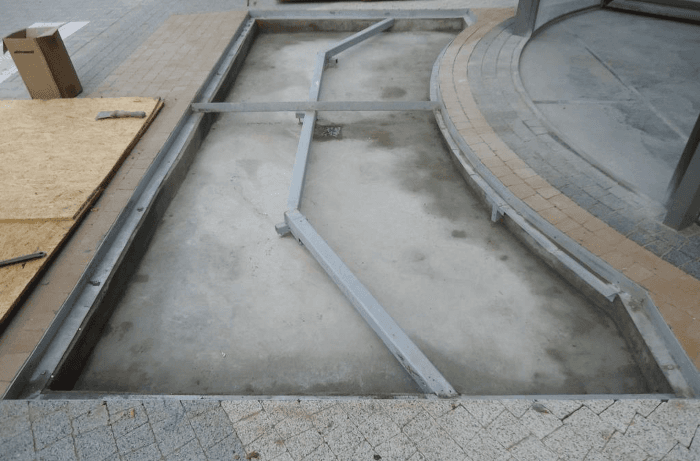 Wycieraczka na kracie Wema i konstrukcji nośnej z piwniczką