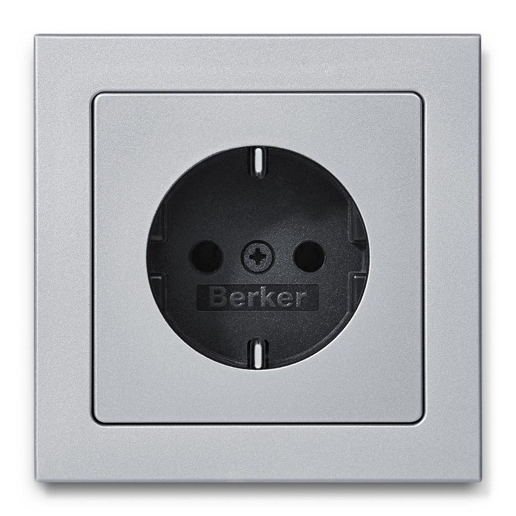 Q.3 Gniazdo SCHUKO alu aksamit