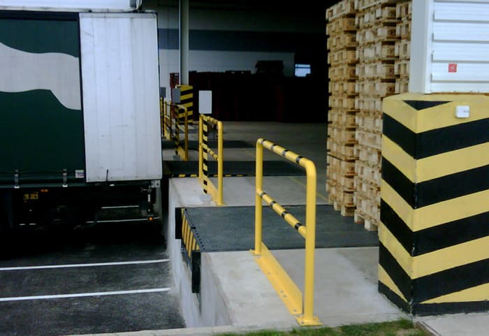 Barierki techniczne na rampie z bortnicą